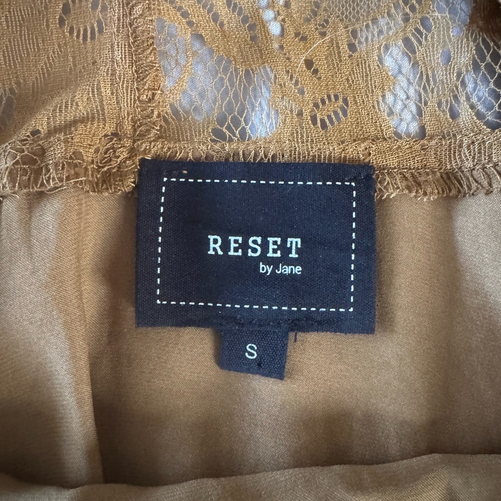 Flowy Gold Tank - Picture 4 of 4